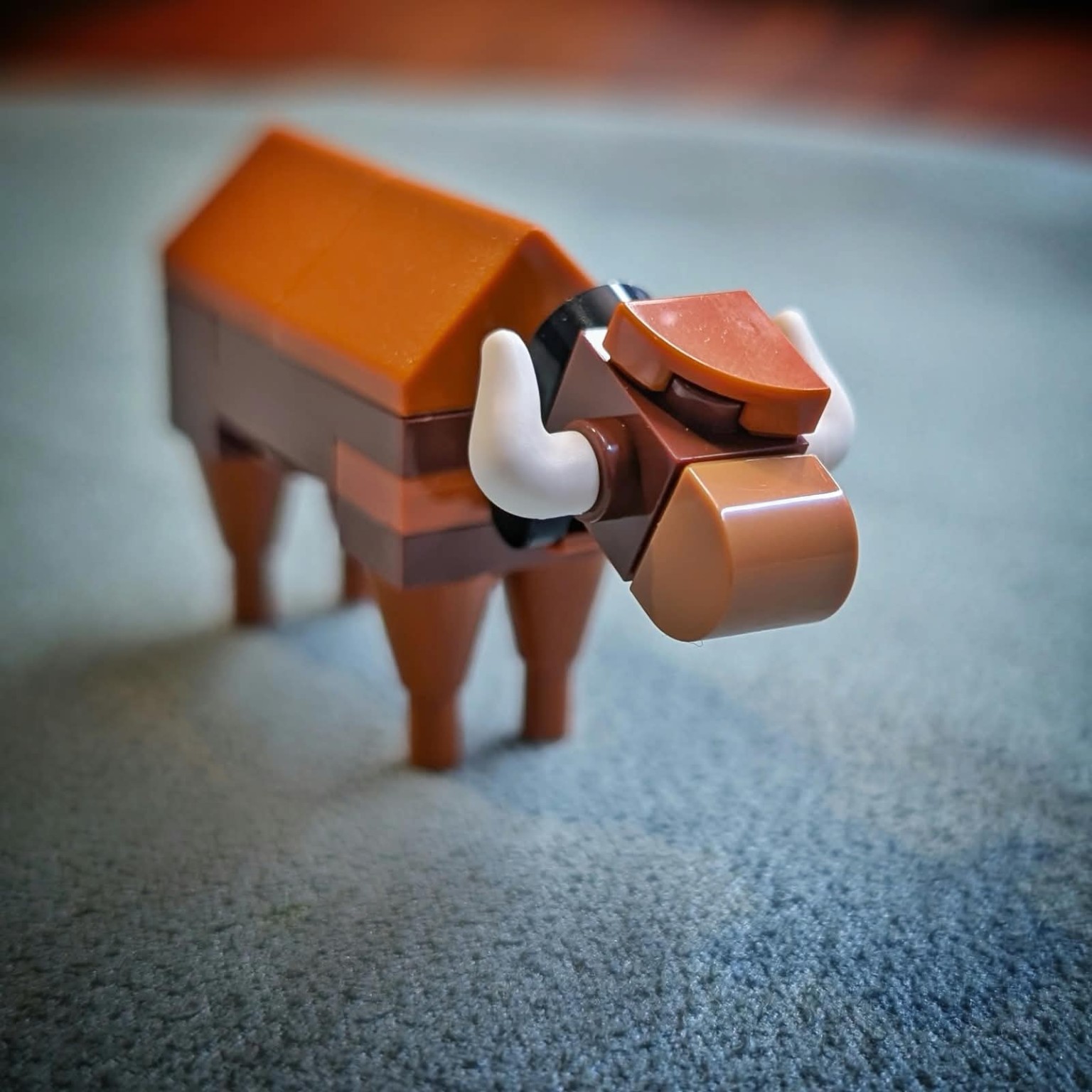 Kleine LEGO-Figur eines braunen Munis